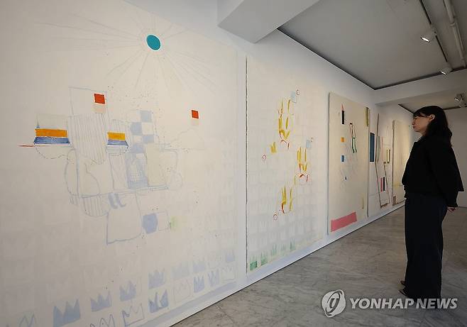 작가 겸 배우 백현진 개인전 개최 (서울=연합뉴스) 이재희 기자 = 3일 서울 종로구 PKM갤러리에서 열린 작가 겸 배우 백현진의 개인전 '서울 신택스'(Seoul Syntax) 전시에서 관계자가 작품을 살펴보고 있다. 이 전시는 3월 21일까지 열린다. 2026.2.3 scape@yna.co.kr