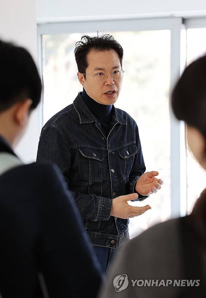 5년 만에 개인전 개최한 백현진 (서울=연합뉴스) 이재희 기자 = 작가 겸 배우 백현진이 3일 서울 종로구 PKM갤러리에서 열린 개인전 '서울 신택스'(Seoul Syntax) 기자간담회에서 취재진의 질문에 답하고 있다. 이 전시는 3월 21일까지 열린다. 2026.2.3 scape@yna.co.kr