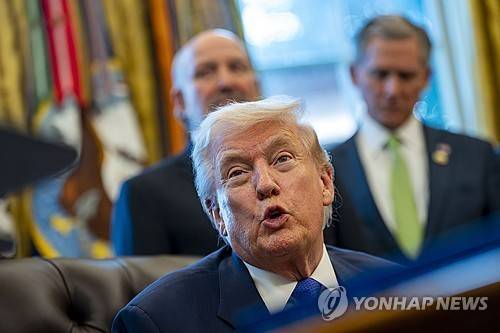광물 비축 프로젝트 발표하는 트럼프  (UPI=연합뉴스) 도널드 트럼프 대통령이 2일(현지시간) 백악관에서 핵심광물 비축을 위한 '프로젝트 볼트'(Project Vault) 계획을 공식 발표했다. 2026.2.2