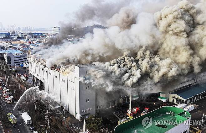 시흥 SPC삼립 시화공장서 불 (시흥=연합뉴스) 홍기원 기자 = 3일 오후 경기도 시흥시 정왕동 SPC삼립 시화공장에서 화재가 발생해 소방관들이 진화작업을 하고 있다. 2026.2.3 xanadu@yna.co.kr