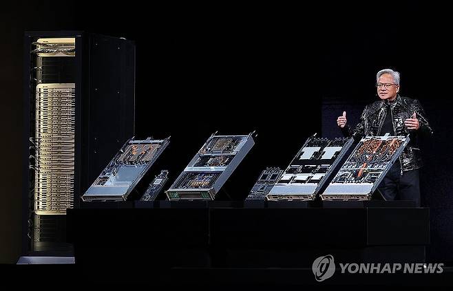 신제품 선보이는 젠슨 황 (라스베이거스=연합뉴스) 김성민 기자 = 젠슨 황 엔비디아 CEO가 지난달 5일(현지시간) 미국 네바다주 라스베이거스 퐁텐블로 호텔에서 열린 엔비디아 CES 2026 라이브에서 차세대 그래픽처리장치(GPU)루빈 GPU를 선보이고 있다. 2026.1.6 ksm7976@yna.co.kr
