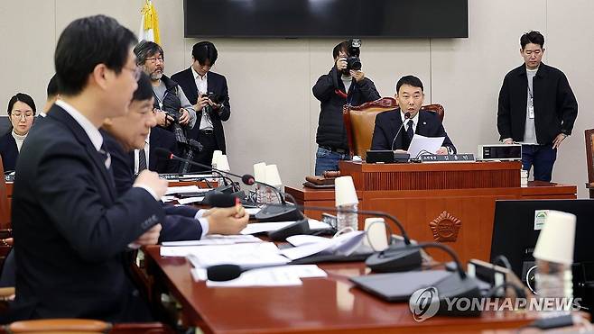 국회 법제사법위원회 법안심사제1소위원회 (서울=연합뉴스) 이동해 기자 = 김용민 소위원장이 3일 국회에서 열린 법제사법위원회 법안심사제1소위원회에서 의사진행을 하고 있다. 2026.2.3 eastsea@yna.co.kr