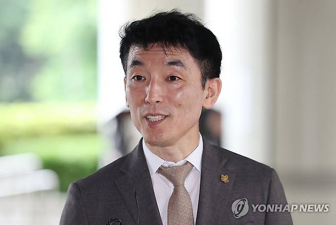 입장 밝히는 이하상 변호사 (서울=연합뉴스) 김성민 기자 = 김용현 전 국방부 장관에 대한 구속영장 심문이 진행된 25일 서초구 서울중앙지방법원에서 김 전 장관의 변호인인 이하상 변호사가 취재진에게 입장을 밝히고 있다. 2025.6.25 ksm7976@yna.co.kr