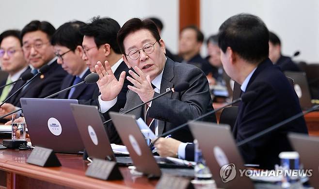 이재명 대통령, 국무회의 주재 (서울=연합뉴스) 김도훈 기자 = 이재명 대통령이 3일 청와대에서 열린 국무회의에서 구윤철 부총리 겸 재정경제부 장관과 대화하고 있다. 2026.2.3 superdoo82@yna.co.kr