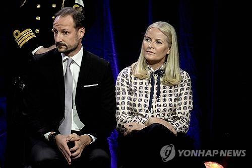 노르웨이 호콘 왕세자(왼쪽)과 마테마리트 왕세자빈 [AFP 연합뉴스 자료사진 재판매 및 DB 금지]