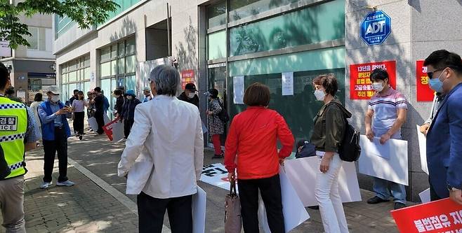 ▲ 분양 사기 등 피해자들이 논현세일프라자 건물 앞에서 집회를 열고 있다. /인천일보DB