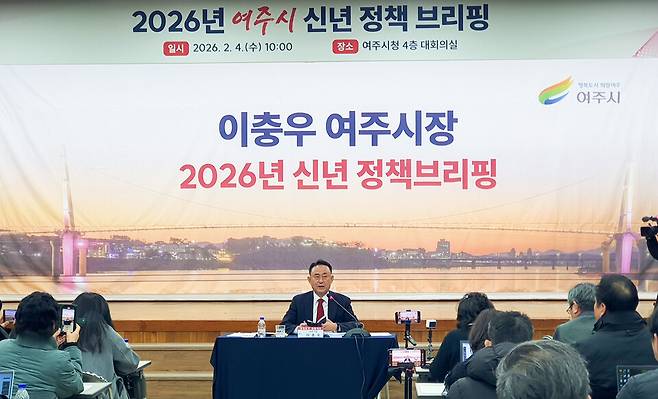 ▲ 4일 열린 여주시 신년 정책 브리핑에서 이충우 여주시장이 질의에 답변하는 모습.
