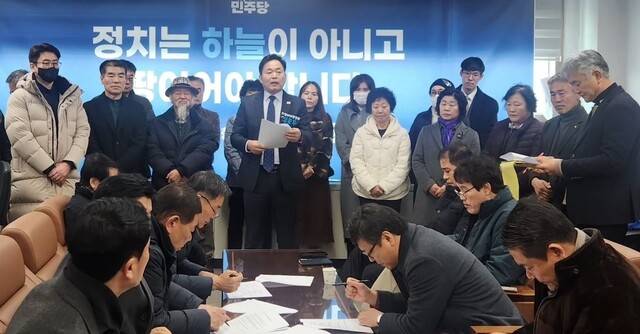 성준후 임실군수 출마예정자가 4일 임실군청 브리핑실에서 지방선거 출마를 선언하고 있다.