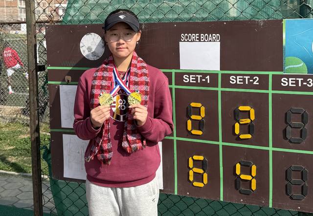 테니스계 샛별 김서현 선수가 2026 ITF J60 네팔 카트만두 국제주니어테니스대회 단식 결승에서 2세트만에 기권승을 차지하고 스코어 보드 앞에서 기념촬영을 하고 있다. 전일중 제공