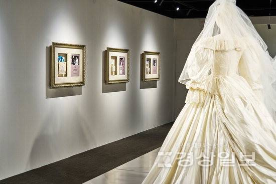 ▲ 장생포문화창고가 개관 5주년을 기념해 3월부터 6월까지 영국 왕실 유산인 '퀸즈 컬렉션-브리티시 로열 특별전'을 개최한다. 사진은 지난 전시 모습. 이랜드뮤지엄 제공