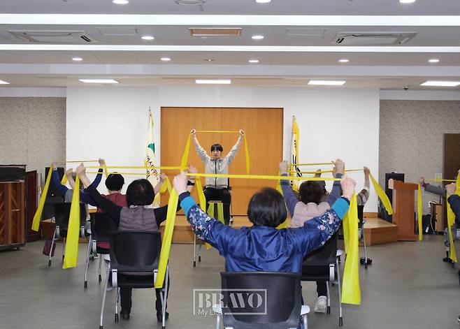 입주자들이 운동 프로그램에 참여하고 있다.(사진=박지수 기자 jsp@)