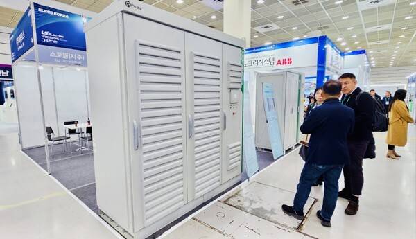 ▲ 지필로스 전시장에 배치된 옥외용1MW급 전력변환시스템 .