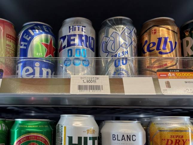 편의점 주류 매대에 진열된 논알코올 맥주./사진=윤서영 기자 sy@