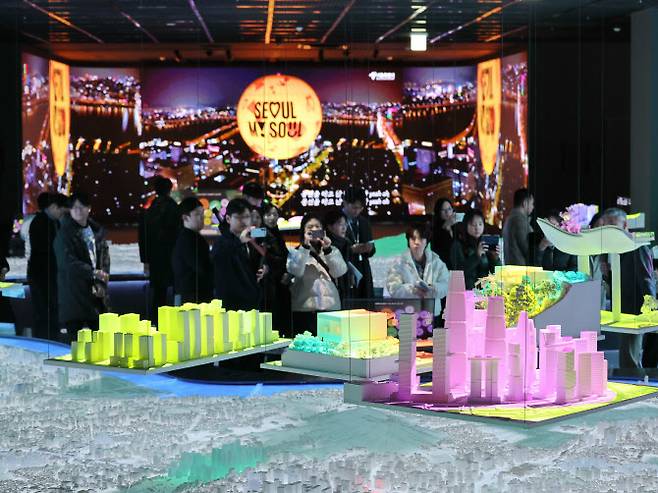 4일 서울시청 지하에 개관한 ‘서울갤러리’ 프레스투어 참가 취재진이 내친구서울 1관을 둘러보고 있다. (사진=연합뉴스)