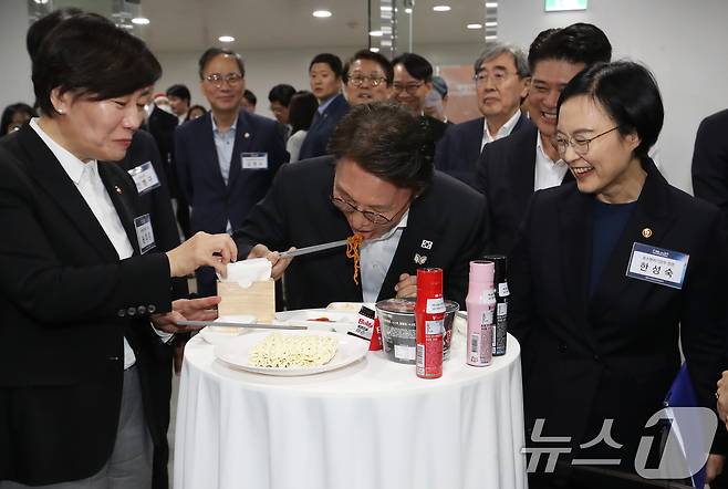 김민석 국무총리가 지난해 10월 경남 밀양 부북면 삼양식품 밀양공장을 방문해 불닭볶음면을 시식하고 있다. 2025.10.24/뉴스1 ⓒ News1 윤일지 기자
