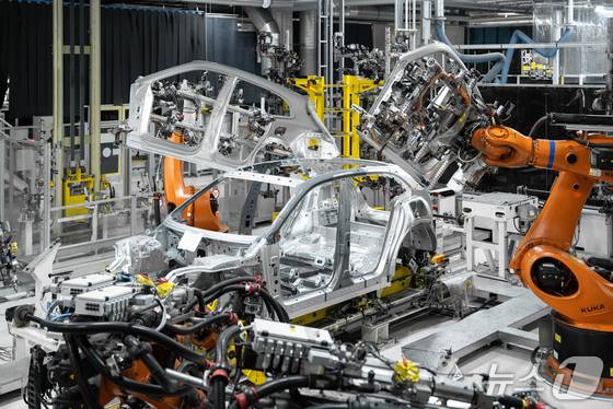 지난달 28일(현지시각) 슬로바키아 수도 브라티슬라바 외곽의 폭스바겐그룹 공장 내 카이엔 일렉트릭 전용 플랫폼 홀에서 카이엔 일렉트릭의 차체와 차대가 로봇팔에 의해 만들어지고 있는 모습(포르쉐 제공). 2026.01.28.