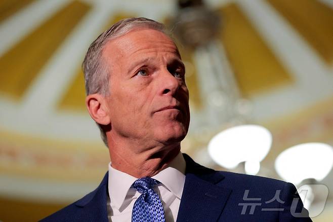 3일(현지시간) 존 튠 미국 상원 공화당 원내대표(사우스다코타)가 미 의사당에서 열린 주간 정책 오찬 이후 발언하고 있다. 2026.02.03.ⓒ AFP=뉴스1