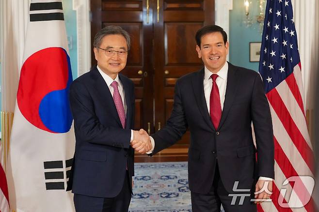 조현 외교부 장관이 3일(현지시간) 미국 워싱턴DC 국무부 청사에서 마코 루비오 미 국무장관과 만나 한미 외교장관 회담을 갖기에 앞서 악수하고 있다. (외교부 제공. 재판매 및 DB 금지) 2026.2.4/뉴스1 ⓒ News1 임세영 기자