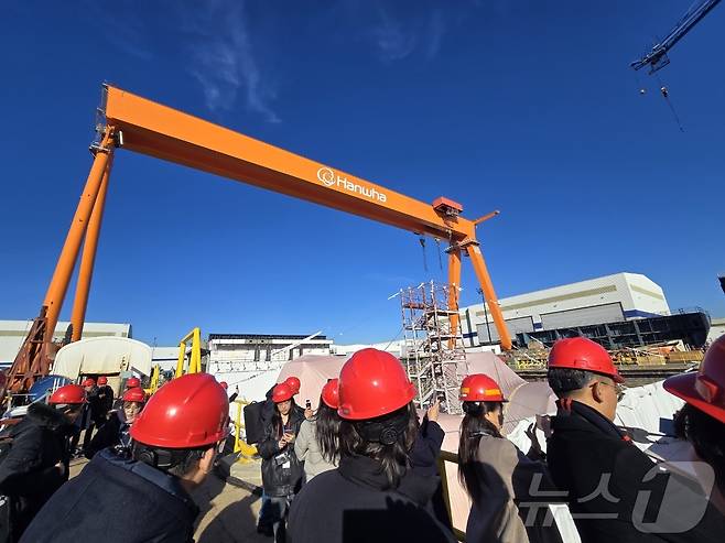 지난 22일(현지시간) 미국 펜실베이니아주 필라델피아에 위치한 한화필리조선소를 취재진이 둘러보고 있다. 한화의 필리조선소 인수 1년을 맞아 열린 이날 미디어데이 행사에서 한화 측은 미국의 핵추진잠수함을 필리조선소에서 건조하겠다고 밝혔다. 2025.12.22. ⓒ News1 류정민 특파원