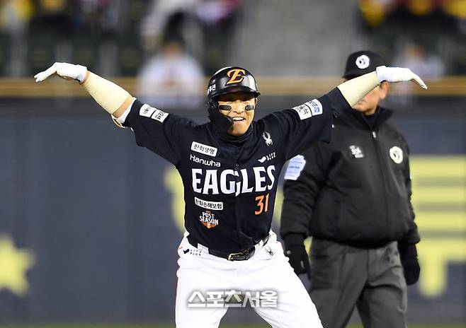 한화 손아섭이 27일 잠실구장에서 열린 2025 KBO리그 LG와 한국시리즈 2차전 1회초 2사 LG 선발 임찬규를 상대로 2루타를 치고 세리머니를 하고 있다. 잠실 | 박진업 기자 upandup@sportsseoul.com