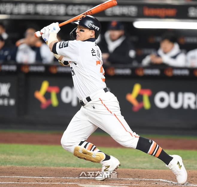 한화 손아섭이 30일 대전 한화생명 볼파크에서 열린 2025 KBO 한국시리즈 4차전 LG와 경기 1회말 중전안타를 치고 있다. 대전 | 최승섭기자 thunder@sportsseoul.com