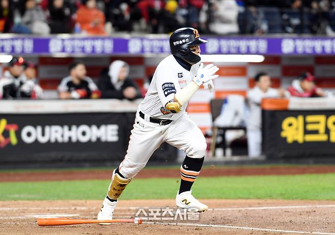 한화 손아섭이 30일 대전 한화생명 볼파크에서 열린 2025 KBO리그 LG와 한국시리즈 4차전 3회말 1사 LG 선발 치리노스를 상대로 내야안타를 치고 있다. 대전 | 박진업 기자 upandup@sportsseoul.com