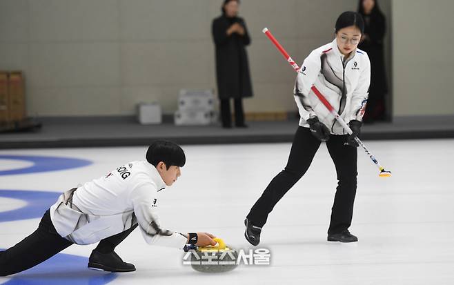 컬링 믹스더블 김선영, 정영석이 7일 진천 국가대표선수촌에서 훈련을 하고 있다. 진천 | 최승섭기자 thunder@sportsseoul.com