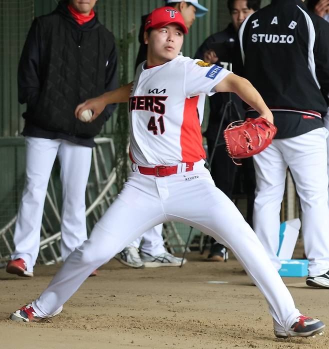 KIA  황동하가 2026 일본 아마미오시마 스프링캠프에서 불펜피칭을 하고 있다. 사진 | KIA 타이거즈