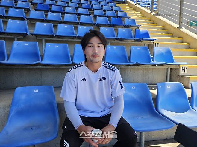 두산 이유찬이 4일(한국 시간) 호주 시드니 블랙타운 야구장서 진행된 스프링캠프에서 취재진 인터뷰에 응하고 있다. 시드니 | 강윤식 기자 skywalker@sportsseoul.com