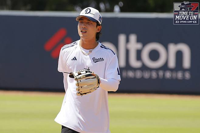 두산 이유찬이 호주 시드니 블랙타운 야구장에서 진행된 스프링캠프에서 수비 훈련을 하고 있다. 사진 | 두산 베어스