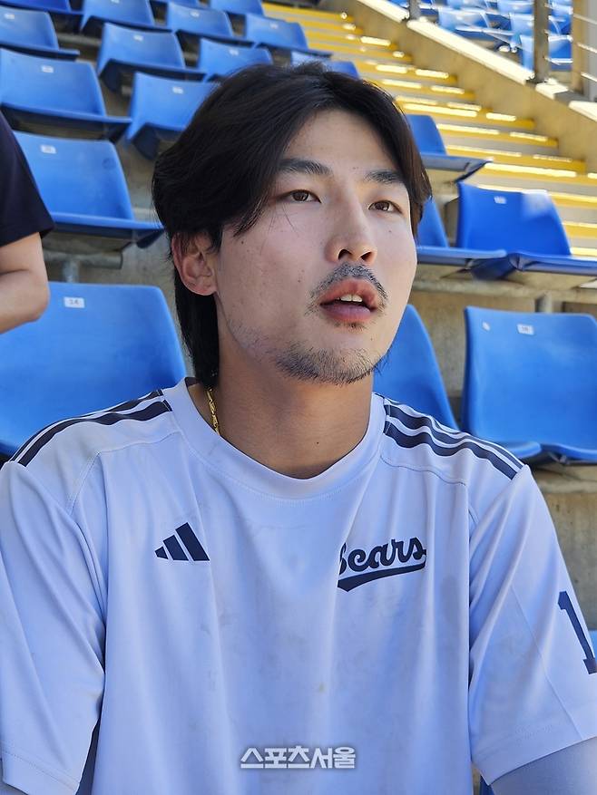 두산 이유찬이 4일 호주 시드니 블랙타운 야구장에서 진행된 스프링캠프에서 취재진 인터뷰에 응하고 있다. 시드니 | 강윤식 기자 skywalker@sportsseoul.com