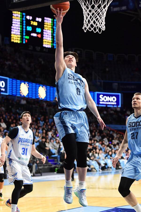 지난 1일 고양소노아레나에서 열린 2025-2026 LG전자 프로농구 고양 소노와&nbsp;대구 한국가스공사의 경기에서 소노 이정현이 레이업슛을 시도하고 있다. /사진=KBL