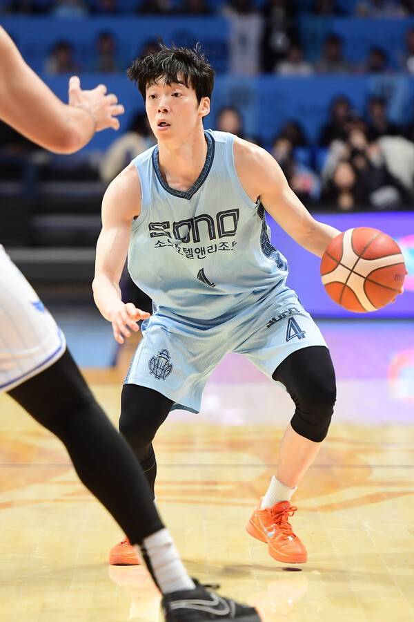 드리블하는 소노 이재도. /사진=KBL