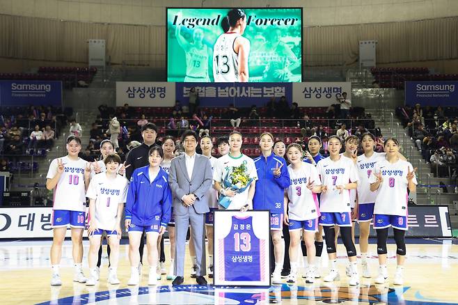 하나은행 김정은이 올 시즌으로 선수생활을 마감하는 가운데, WKBL 최초로 은퇴투어가 시작됐다. 4일 용인실내체육관에서 열린 삼성생명과 하나은행전을 앞두고 김정은이 삼성생명 하상윤 감독 및 선수단과 함께 기념 사진을 찍고 있다. 사진제공=WKBL