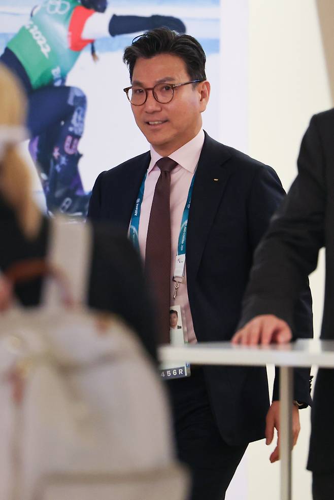 김재열 회장, 신임 IOC 집행위원으로 선출

    (밀라노=연합뉴스) 서대연 기자 = 4일(현지시간) 이탈리아 밀라노에서 열린 제145차 IOC 총회에서 김재열 국제빙상경기연맹(ISU) 회장이 휴식시간에 이동하고 있다. 김 회장은 이날 신임 IOC 집행위원으로 선출됐다. 2026.2.4
