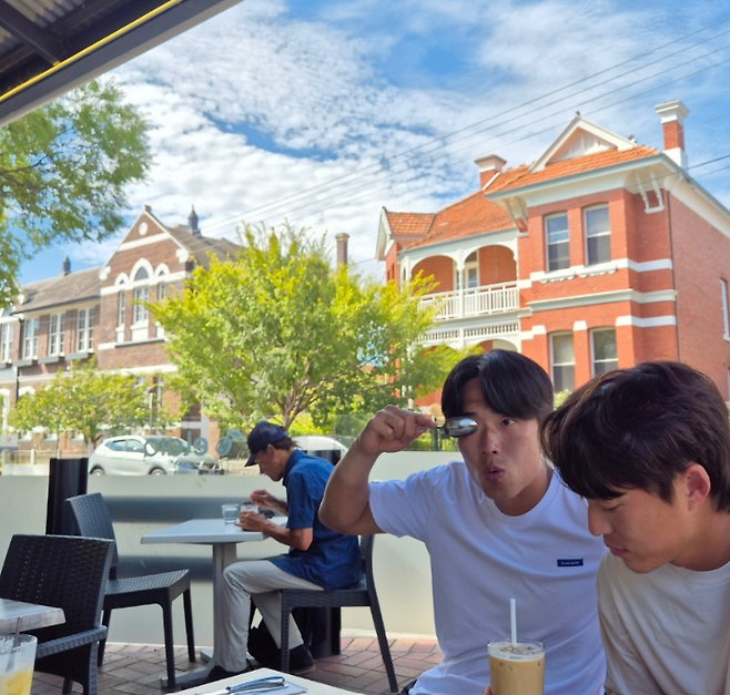 해외에서 소소한 일상을 즐기는 신산희. 신산희 SNS