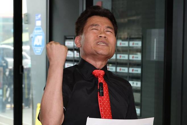 한국사 강사 출신 유튜버 전한길씨. 지난해 8월11일 서울 여의도 당사에서 김근식 최고위원 후보에 대한 징계 요구서를 전달하기에 앞서 입장을 밝히고 있는 모습. 연합뉴스