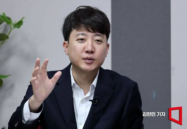 이준석 개혁신당 대표. 지난해 8월5일 국회에서 아시아경제 AK라디오에 출연해 인터뷰하는 모습.