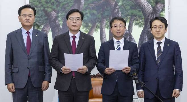 4일 국회에서 여야 원내지도부가 협상 끝에 대미투자특별법 특위 구성에 합의해 합의문에 서명한 뒤 공동 발표하고 있다. 사진 왼쪽부터 국민의힘 유상범 원내운영수석부대표, 송언석 원내대표, 더불어민주당 한병도 원내대표, 천준호 원내운영수석부대표. 연합뉴스 제공