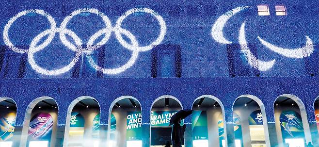 2일 이탈리아 밀라노 대성당(두오모) 인근 건물 외벽이 밀라노 코르티나 동계 올림픽을 기념하는 조명으로 장식됐다. 올림픽을 상징하는 오륜기와 패럴림픽 엠블럼이 밝게 빛나고 있다. 6일 개막식을 앞두고 밀라노에서 차츰 올림픽 분위기가 고조되는 가운데 개막식이 열리는 산 시로 스타디움 주변은 보안 태세가 한층 강화됐다./장련성 기자