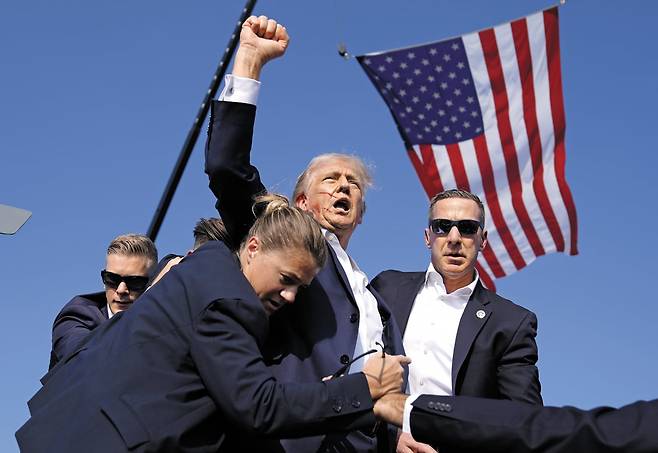 2024년 7월 트럼프 대통령이 총격 사고 이후 퇴장하면서 청중을 향해 주먹을 쥐어 보이는 모습./AP 연합뉴스