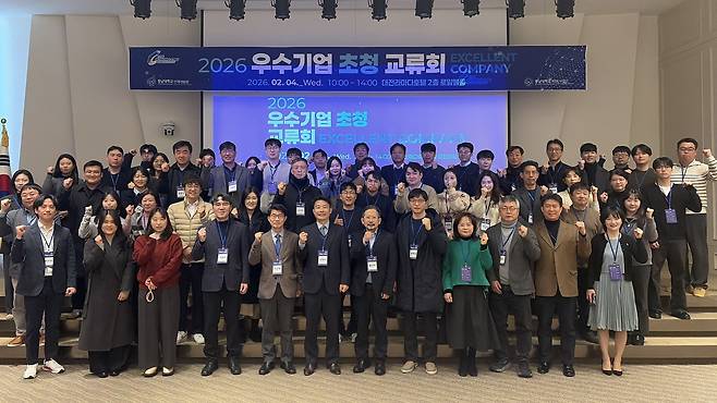 충남대 인재개발원(대학일자리플러스센터)과 RISE 사업단이 4일 대전 라마다호텔에서 '2026년 우수기업 초청 교류회'를 개최한 가운데 이영석 연구산학부총장을 비롯한 대학 관계자와 대전·세종·충남 지역 우수기업 30개사 임직원 70여 명이 기념촬영을 하고 있다. 충남대 제공