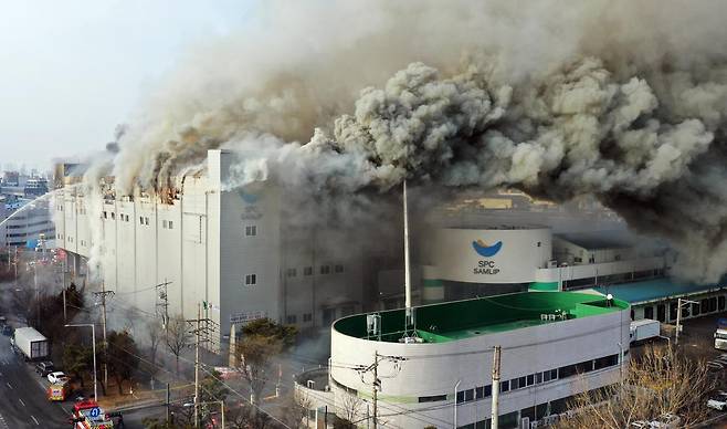 3일 오후 경기 시흥시 정왕동 SPC삼립 시화공장에서 화재가 발생해 검은 연기가 치솟고 있다. 이 공장은 지난해 중대재해 사망사고가 발생해 이재명 대통령이 직접 방문해 안전관리 실태를 점검했던 곳으로, 이번 불로 근로자 3명이 연기를 흡입해 병원으로 이송됐다. 소방 당국은 대응 1단계를 발령해 약 4시간 만에 큰 불길을 잡았다. 시흥=뉴스1