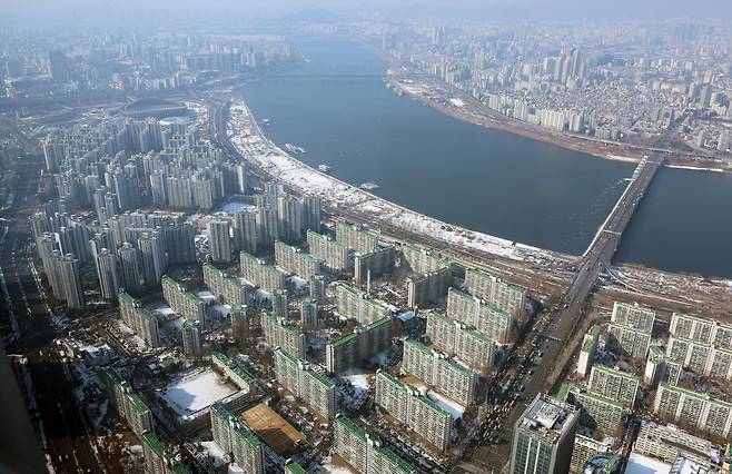 2일 서울 송파구 롯데월드타워 전망대 서울스카이에서 서울 송파와 강남 지역 아파트 단지가 보이고 있다. 2026.02.02 [서울=뉴시스]