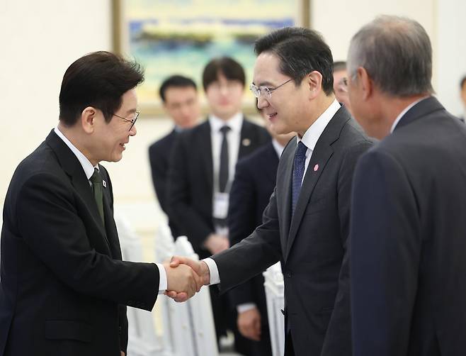 이재명 대통령이 4일 청와대에서 열린 청년일자리와 지방투자 확대를 위한 기업간담회에 참석하며 이재용 삼성전자 회장과 대화를 하고 있다. 2026.2.4/뉴스1