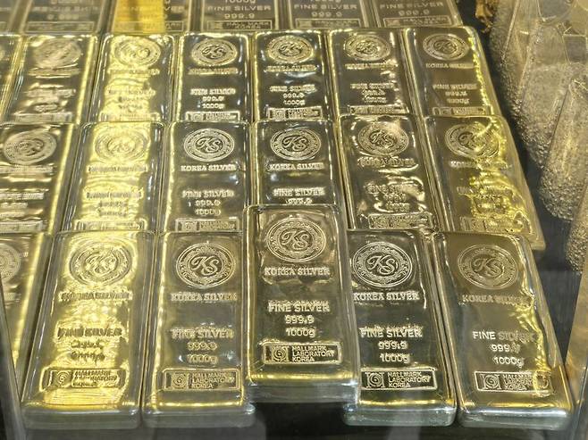 4일 서울 종로구 귀금속 거리의 한 매장에 실버바가 진열돼 있다. 사진=서지윤 기자
