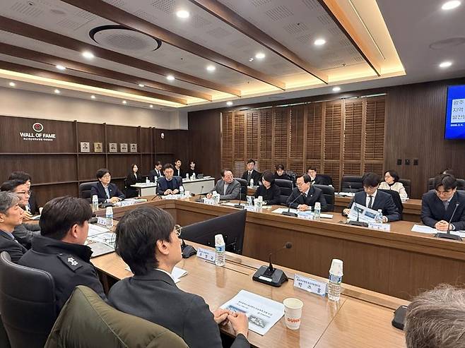 광주광역시는 응급환자가 병원 응급실을 전전하는 이른바 '응급실 뺑뺑이' 문제를 구조적으로 줄이기 위해 광주지역 21개 응급의료기관을 하나의 시스템으로 연결하는 '광주형 원스톱 응급의료플랫폼'을 구축하고, 응급환자가 적정시간 내 최적의 병원에서 치료받을 수 있는 응급의료 체계를 운영하고 있다고 4일 밝혔다. 사진은 이날 4일 화순전남대병원 김재봉홀에서 열린 보건복지부장관 주재 '응급환자 이송지침 간담회' 모습. 광주광역시 제공