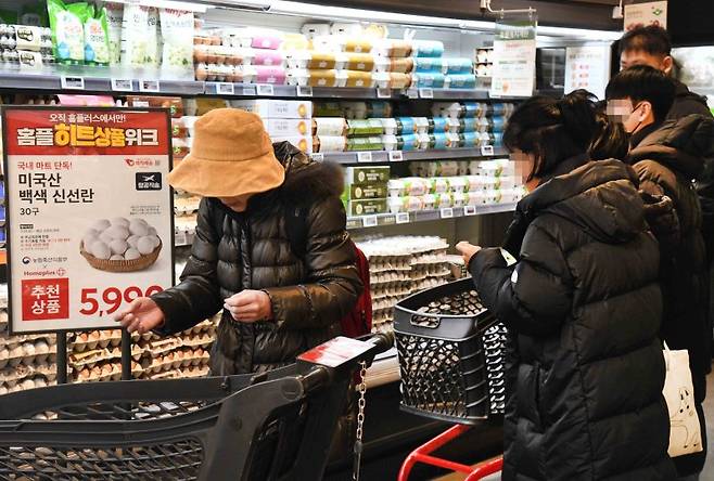 4일 서울 홈플러스 메가푸드마켓 강서점 계란 매대에서 고객들이 미국산 백색란을 구매하고 있다. 사진=김현지 기자