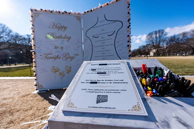 제프리 엡스틴 사건을 알리기 위해 그의 생일인 1월20일에 맞춰 지난달 19일 항의성 예술 설치물이 미국 워싱턴 내셔널 몰에 전시됐다. 이는 엡스틴과 도널드 트럼프 미 대통령이 주고받은 서신 중 하나다. AP 연합뉴스