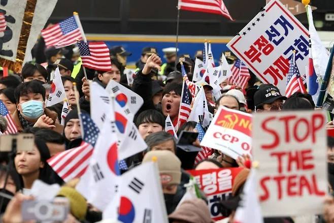 내란죄 피의자 윤석열 대통령의 구속영장실질심사가 열린 2025년 2월18일 오후 서울 마포구 서울서부지법을 둘러싼 시위대가 구호를 외치고 있다. 김영원 한겨레 기자&nbsp;